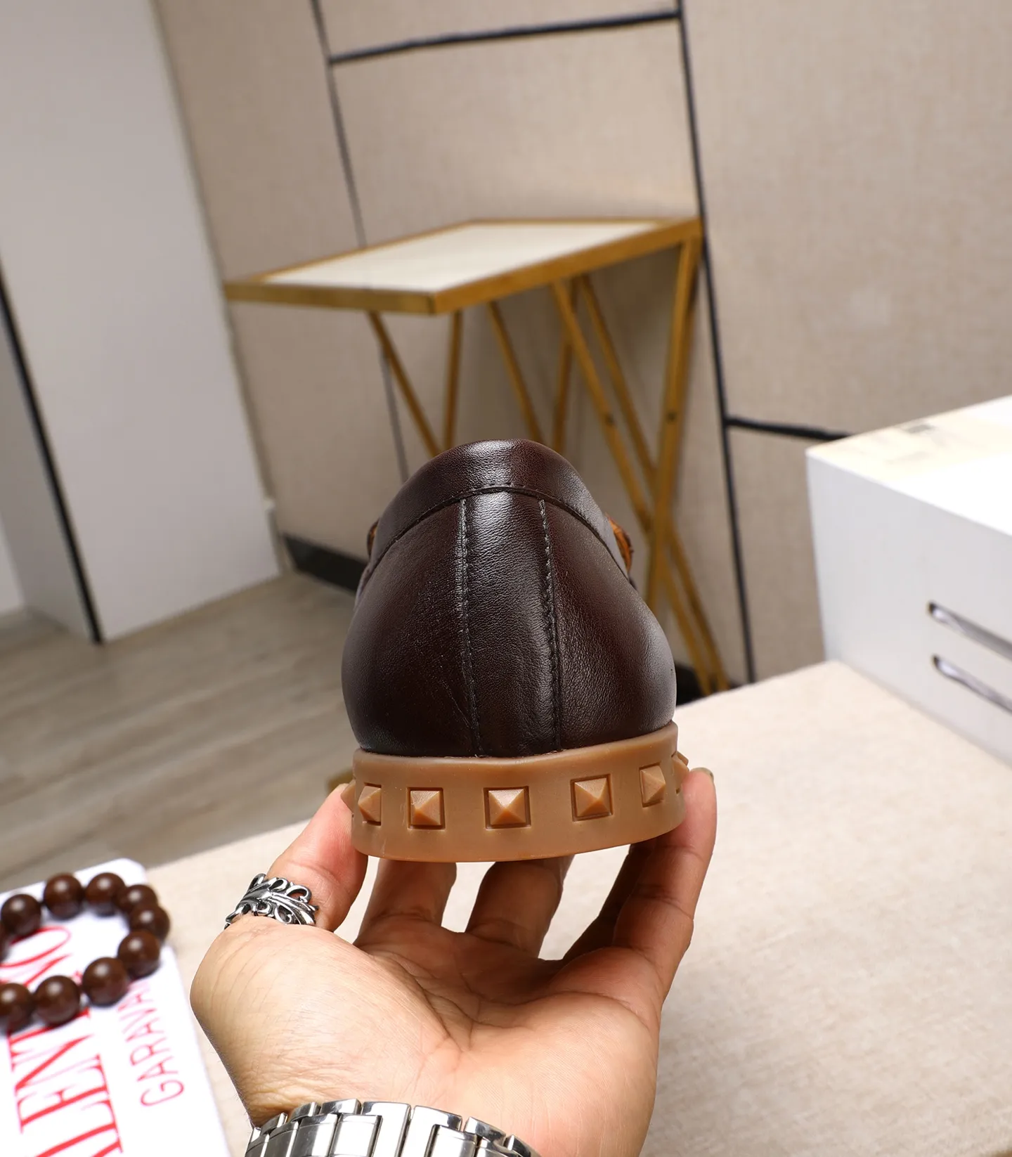 Men's shoes 💰520 [Valentino-Valentino] High-quality boutique men's shoes. The same style as the celebrities, original and authentic.✅ Made of imported cowhide + original apricot cowhide lining. The French luxury model is priced at 14,080 Swiss francs. It is also a Paris Fashion Week catwalk model. A brand can be deeply rooted in your heart, and a pair of shoes can make you linger. What you wear is not only noble, but also an aura. 👻Standard 38-45
